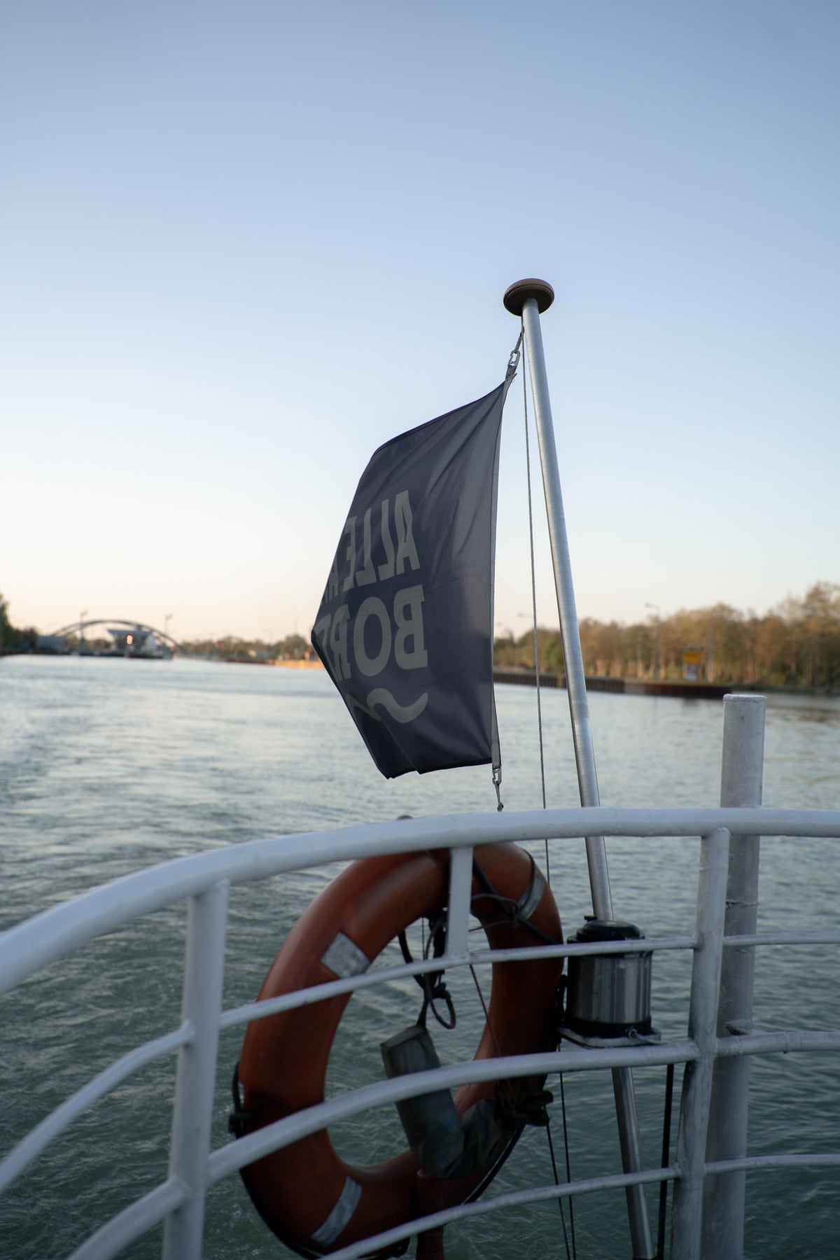 Flagge alle an Bord