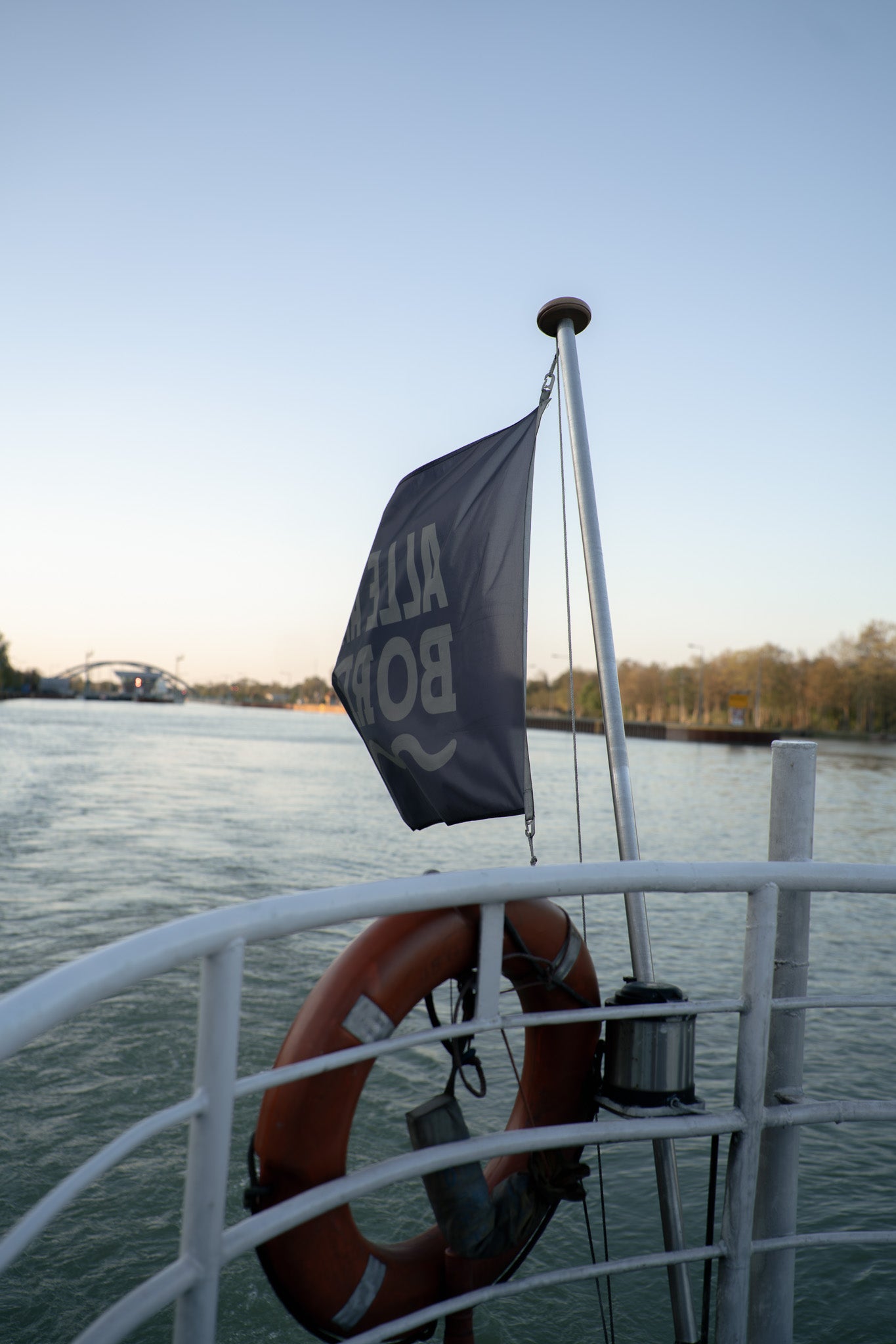 Flagge alle an Bord