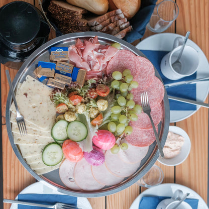 Fräulein Früh Tisch gedeckt