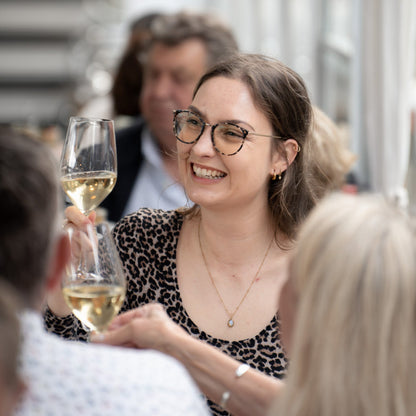 Gast_mit_Wein
