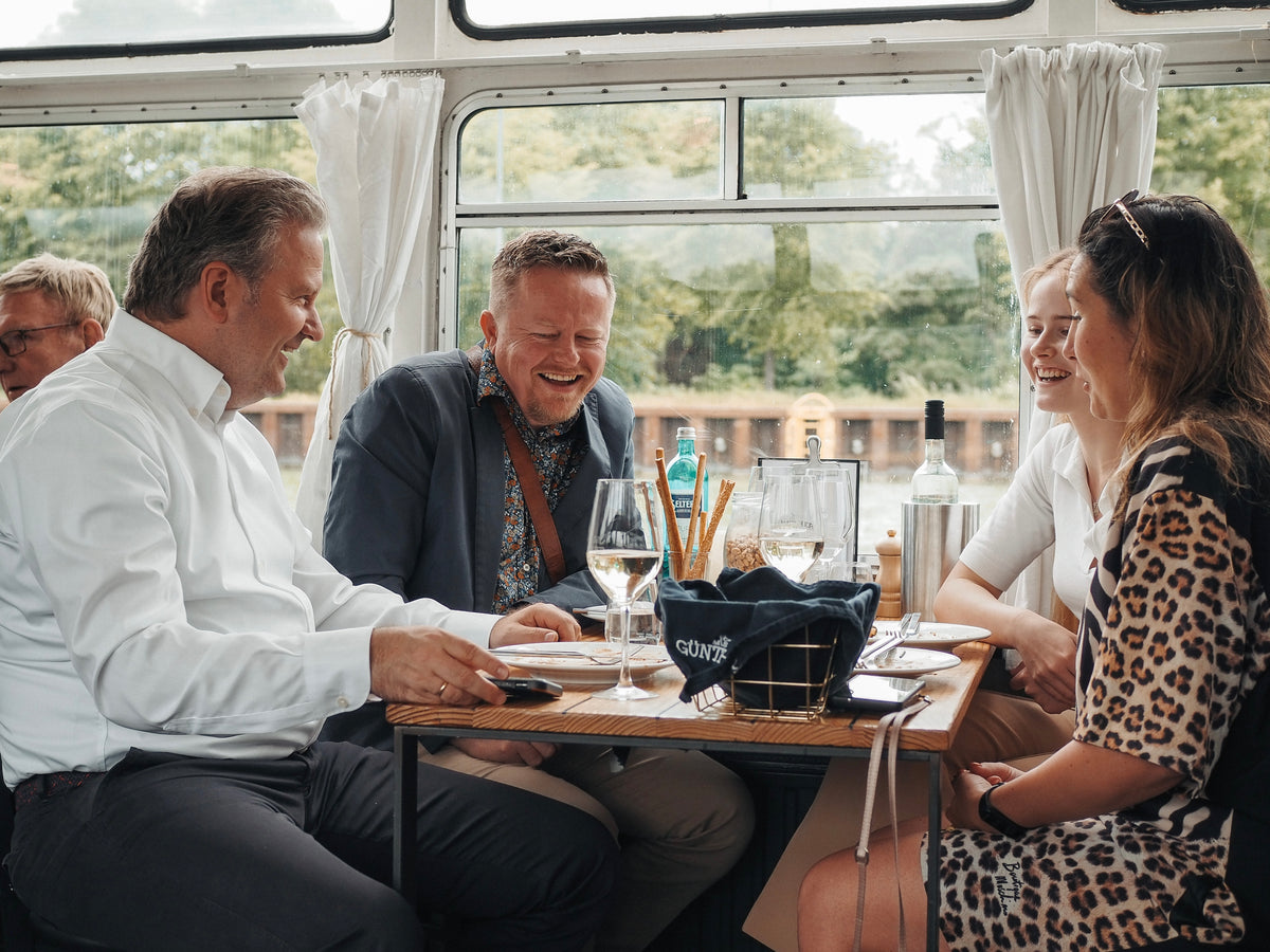 MS_Guenter_Gruppe_am_Tisch